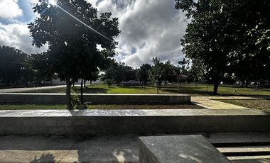 Casa en 3 niveles frente a gran parque en zona norte