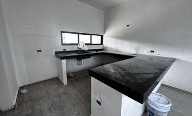 Casa en 3 niveles frente a gran parque en zona norte