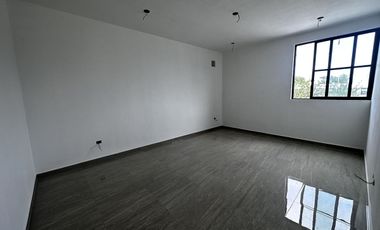 Casa en 3 niveles frente a gran parque en zona norte