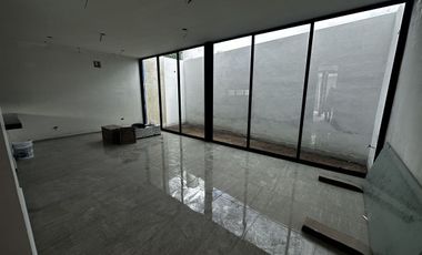 Casa en 3 niveles frente a gran parque en zona norte