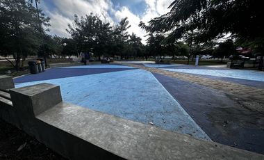 Casa en 3 niveles frente a gran parque en zona norte