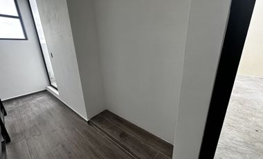 Casa en 3 niveles frente a gran parque en zona norte