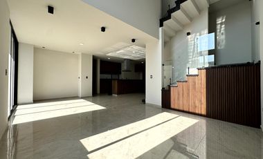 Casa en  venta en Lomas de Angelopolis con 4 recamaras y jardín