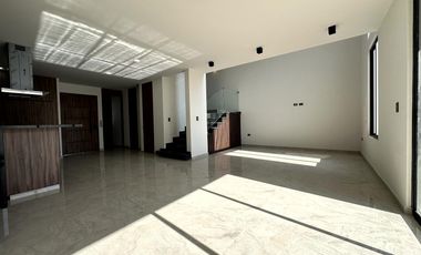 Casa en  venta en Lomas de Angelopolis con 4 recamaras y jardín