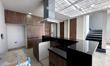 Casa en  venta en Lomas de Angelopolis con 4 recamaras y jardín