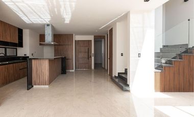 Casa en  venta en Lomas de Angelopolis con 4 recamaras y jardín