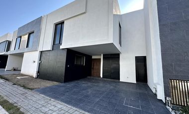 Casa en  venta en Lomas de Angelopolis con 4 recamaras y jardín