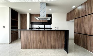 Casa en  venta en Lomas de Angelopolis con 4 recamaras y jardín