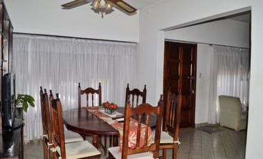 CASA 5 AMB VENTA CLAYPOLE CON QUINCHO Y COCHERA