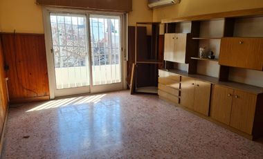 DEPARTAMENTO 3 AMB. al frente con local comercial