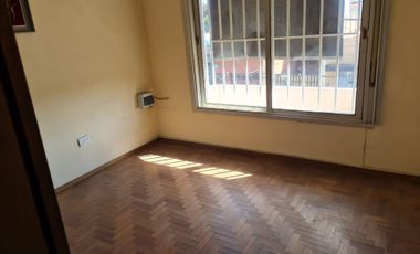 DEPARTAMENTO 3 AMB. al frente con local comercial