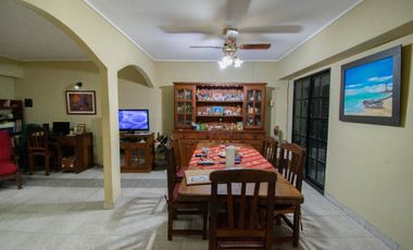 Casa venta La Plata 2 dormitorios pileta cochera