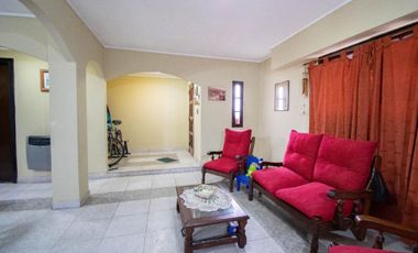 Casa venta La Plata 2 dormitorios pileta cochera