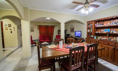 Casa venta La Plata 2 dormitorios pileta cochera