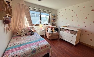 ESTUPENDA CASA 5 DORM + SERV. PISCINA Y QUINCHO LOS BOSQUES