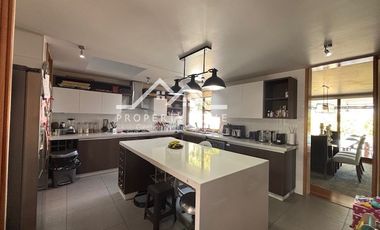 ESTUPENDA CASA 5 DORM + SERV. PISCINA Y QUINCHO LOS BOSQUES