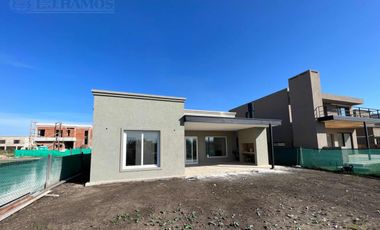 Casa a estrenar con 3 dormitorios en venta en Vila Marina