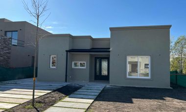 Casa a estrenar con 3 dormitorios en venta en Vila Marina