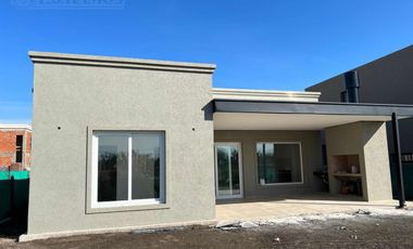 Casa a estrenar con 3 dormitorios en venta en Vila Marina