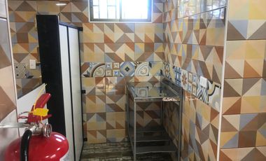 VENTA DE LOCAL COMERCIAL  CON 3 MINI DEPARTAMENTOS