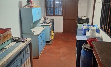 SE VENDE CASA EN PLENO CENTRO CON LOCAL COMERCIAL