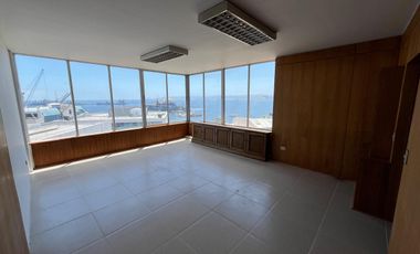 OFICINA CON VISTA AL MAR EN VALPARAÍSO