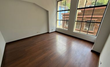 OFICINA DE 2 PRIVADOS CON BAÑO AFUERA EN VALPARAÍSO