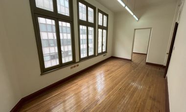 ARRIENDO LUMINOSA OFICINA 2 PRIVADOS CENTRO VALPARAÍSO
