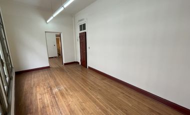 ARRIENDO LUMINOSA OFICINA 2 PRIVADOS CENTRO VALPARAÍSO