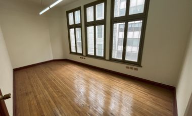 ARRIENDO LUMINOSA OFICINA 2 PRIVADOS CENTRO VALPARAÍSO