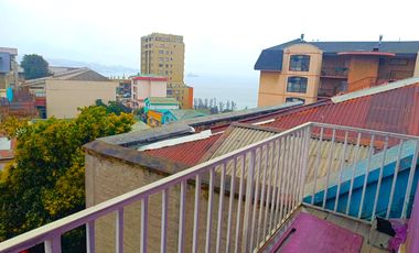 SE VENDE CASA 4D 2B UBICADA EN CERRO BARON VALPARAISO