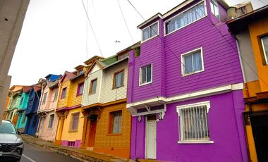 SE VENDE CASA 4D 2B UBICADA EN CERRO BARON VALPARAISO