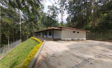 Arriendo hermosa casa campestre Envigado sector Antillas