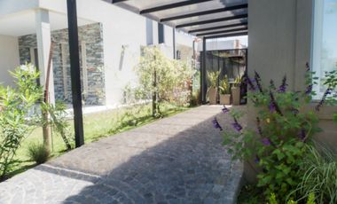 VENTA HERMOSA CASA EN TIPAS NORDELTA LOTE INTERNO