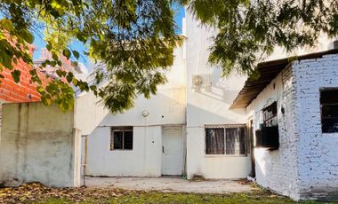 CASA EN LOTE PROPIO CON GRAN JARDÍN (A RECICLAR)