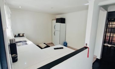 CASA EN LOTE PROPIO CON GRAN JARDÍN (A RECICLAR)