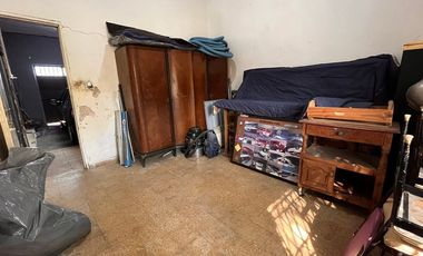 CASA EN LOTE PROPIO CON GRAN JARDÍN (A RECICLAR)