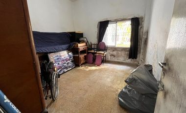 CASA EN LOTE PROPIO CON GRAN JARDÍN (A RECICLAR)
