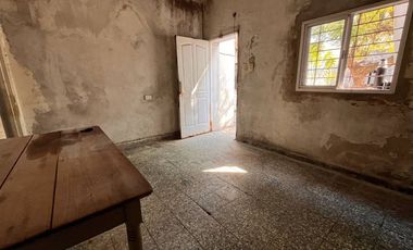 CASA EN LOTE PROPIO CON GRAN JARDÍN (A RECICLAR)