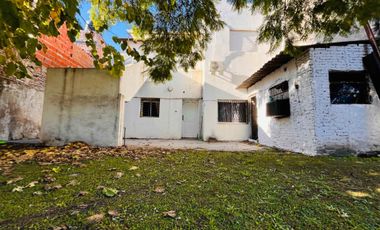 CASA EN LOTE PROPIO CON GRAN JARDÍN (A RECICLAR)