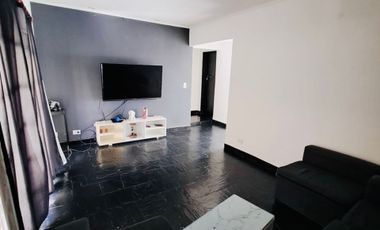 CASA EN LOTE PROPIO CON GRAN JARDÍN (A RECICLAR)