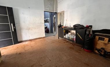 CASA EN LOTE PROPIO CON GRAN JARDÍN (A RECICLAR)