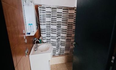 CASA EN LOTE PROPIO CON GRAN JARDÍN (A RECICLAR)
