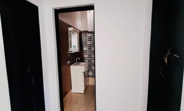 CASA EN LOTE PROPIO CON GRAN JARDÍN (A RECICLAR)