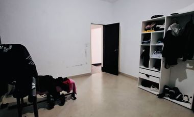 CASA EN LOTE PROPIO CON GRAN JARDÍN (A RECICLAR)
