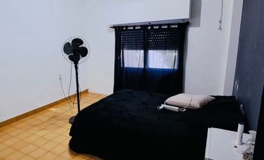 CASA EN LOTE PROPIO CON GRAN JARDÍN (A RECICLAR)