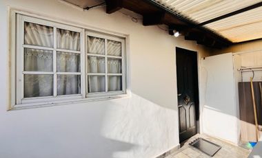 CASA EN LOTE PROPIO CON GRAN JARDÍN (A RECICLAR)