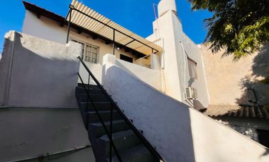 CASA EN LOTE PROPIO CON GRAN JARDÍN (A RECICLAR)