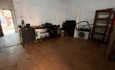 CASA EN LOTE PROPIO CON GRAN JARDÍN (A RECICLAR)