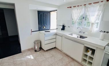 CASA EN LOTE PROPIO CON GRAN JARDÍN (A RECICLAR)